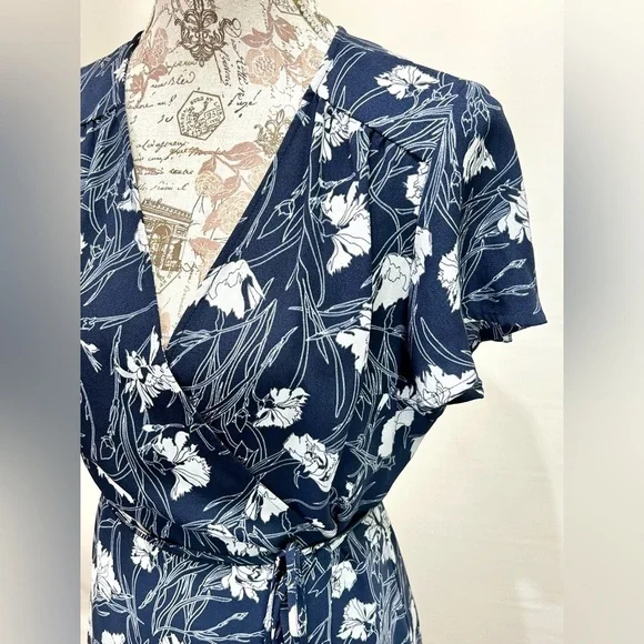 LEITH Navy Blue and White floral Wrap Midi Dress with Flutter Sleeves size M - Picture 4 of 13